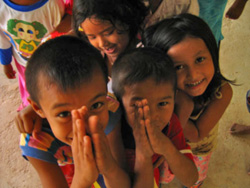 Thai Children wai-ing