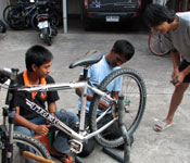 Moh Hum Mard Vijit and Somchai Vijit hard at work putting to practice what they have learnt.